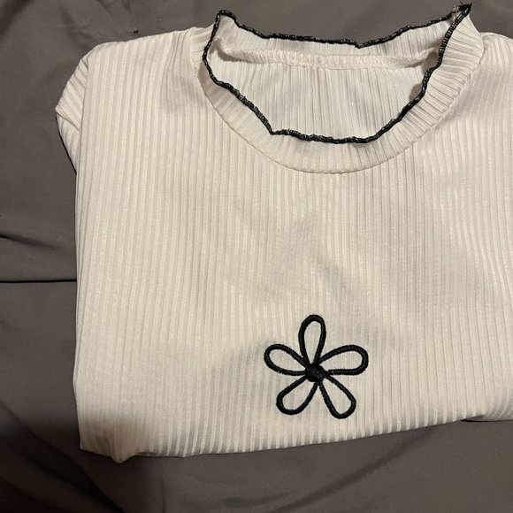 Embroidered Flower Crop Top - Picture 2 of 2